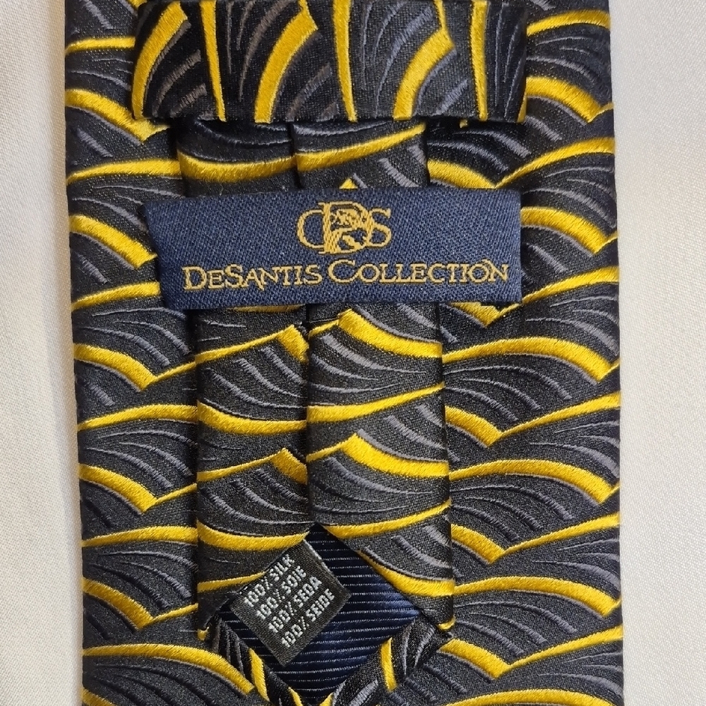 DeSantis Collection 100% Silk Gold and Black Mens Geometric Neck Tie - Picture 2 of 10